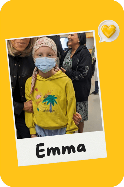 Enfant avec masque et bandana jaune